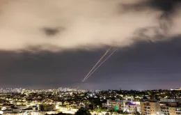 Izraelska obrona przeciwlotnicza kontra irańskie drony nad Aszkelonem, noc 13/14 kwietnia 2024 r. // Fot. Amir Cohen / Reuters / Forum