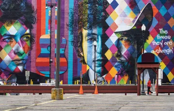 Pięciopiętrowy mural przedstawiający Boba Dylana autorstwa brazylijskiego muralisty Eduarda Kobry. Minneapolis, 3 kwietnia 2020 r. / STAR TRIBUNE VIA GETTY IMAGES
