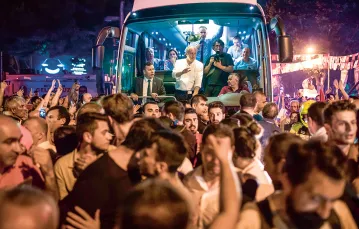 Kandydat na prezydenta Republikańskiej Partii Ludowej Muharrem Ince podczas wiecu w stambulskiej dzielnicy Kadıköy, 8 czerwca 2018 r. / ERHAN DEMIRTAS / NURPHOTO / GETTY IMAGES