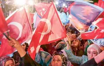 ADEM ALTAN / AFP / EAST NEWS / Zwolennicy prezydenta Erdogana w dniu wyborów. Stambuł, 14 maja 2023 r.