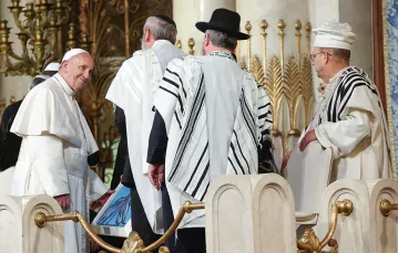Franciszek podczas spotkania z przedstawicielami wspólnoty żydowskiej w synagodze rzymskiej, 17 stycznia 2016 r. / FRANCO ORIGLIA / GETTY IMAGES