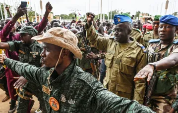 Narodowa Rada Ochrony Ojczyzny Nigru. W środku pułkownik Amadou Abdramane w towarzystwie swoich zwolenników. Niamej, Niger, 6 sierpnia 2023 r. // Fot. AFP / East News