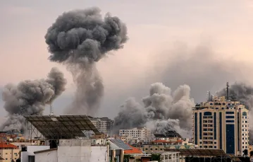 Dym unosi się nad miastem Gaza po odwetowych nalotach izraelskiej armii. Strefa Gazy, 9.10.2023 r. / fot. MAHMUD HAMS/AFP/East News