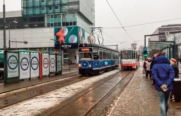 Przystanek tramwajowy w Tallinie z plakatami „Tylko dla Estończyków” oraz „Tylko dla Rosjan”, styczeń 2019 r. / ESTONIAN PUBLIC BROADCASTING