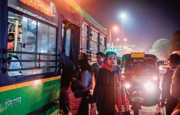 Dekadę po brutalnym gwałcie i morderstwie 23-letniej dziewczyny w autobusie nadal wiele kobiet w Indiach boi się jeździć nocą komunikacją miejską. Delhi, 13 grudnia 2022 r.  / MONEY SHARMA / AFP / EAST NEWS