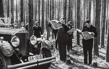 Adolf Hitler i jego asystent Julius Schaub podczas podróży po Niemczech, lata 20. /  / BEW