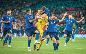 Radość włoskiej drużyny po obronie ostatniego rzutu karnego w meczu finałowym Euro 2020 Włochy–Anglia,  Londyn, 11 lipca 2021 r. / NICK POTTS / PA / EAST NEWS