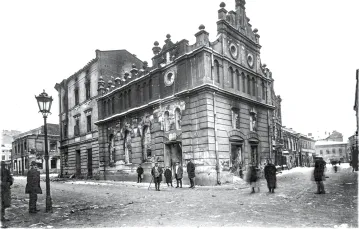 Synagoga Beit Chasidim  we Lwowie po pogromie;  zdjęcie wykonane między  22 a 24 listopada 1918 r. / DOMENA PUBLICZNA