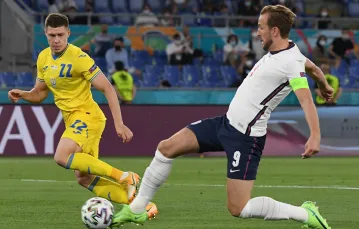 Harry Kane strzela pierwszą bramkę w meczu z Ukrainą, 3 lipca 2021 r. / FOT.. ALBERTO LINGRIA / AFP / EAST NEWS / 