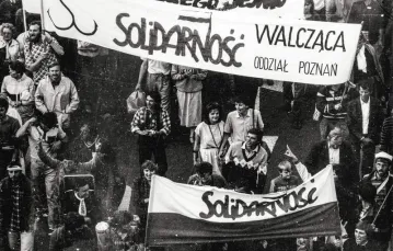 Demonstracja po mszy odprawionej przez Jana Pawła II w Gdańsku-Zaspie; 1987 r. / Fot. Archiwum IPN