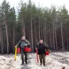 Aleksiej Prohodko (z lewej) razem ze współpracownikiem sadzą las na oczyszczonym z min i spalonych drzew terenie. Ukraina, obwód łymański, 9 marca 2024 r.  / fot. Antonina Polarczyk