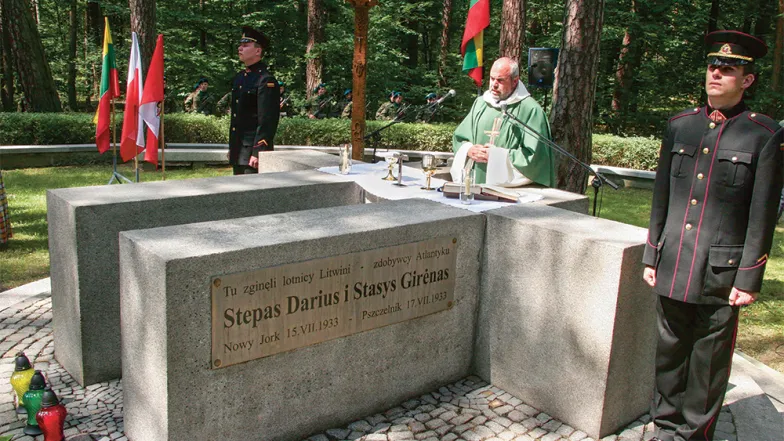 Msza w miejscu śmierci Steponasa Dariusa i Stasysa Girenasa, Pszczelnik, lipiec 2007 r. / JERZY UNDRO / PAP
